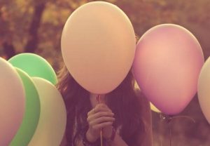 En ballon af følelser i en verden af nåle