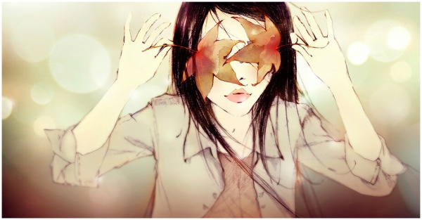En kvinde gemmer sine øjne bag ved blade på grund af skizotypisk sindslidelse