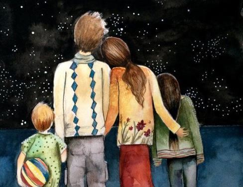 Familie står sammen og kigger på stjernerne