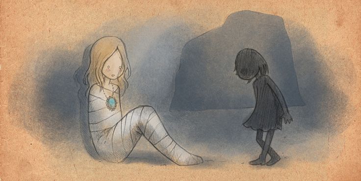 Lille pige står foran mumie, der ikke ved, hvordan man heler sig selv