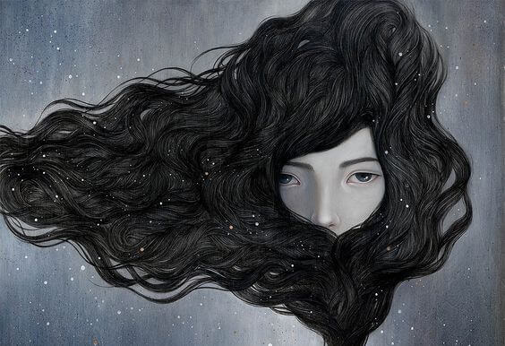 Kvinde omsluttet af sit eget hår har ikke brug for en partner