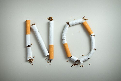 Teksten NO skrevet med cigaretter som et råb om teknikker til rygestop