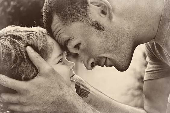 En far opmuntrer sin søn til at være selvstændig