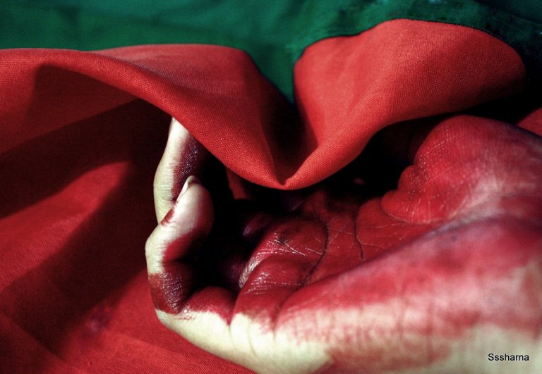 Blod hånd på rødt klæde