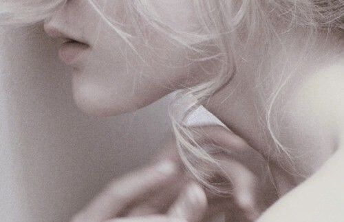 Et nærbillede af en kvindes hals og kæbe