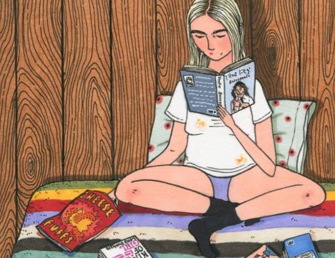 Kvinde læser bog, spiser chips og nyder sin ensomhed