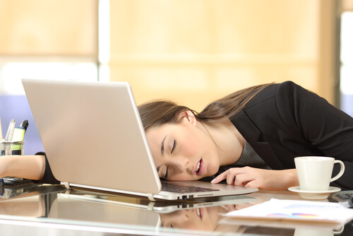 Kvinde er faldet i søvn ved computer, fordi hun ikke kan overkomme dovenskab