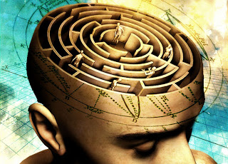 Mand med labyrint i hjernen, hvor små mænd udøver manipulation