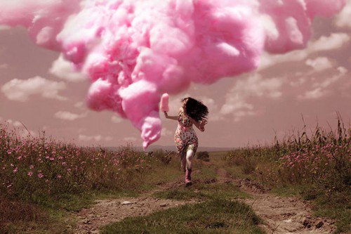 En pige løber med en lyserød sky