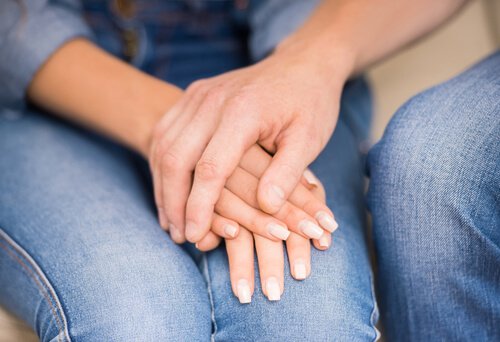 Et par holder hænder som en del af at diskutere uden at skændes