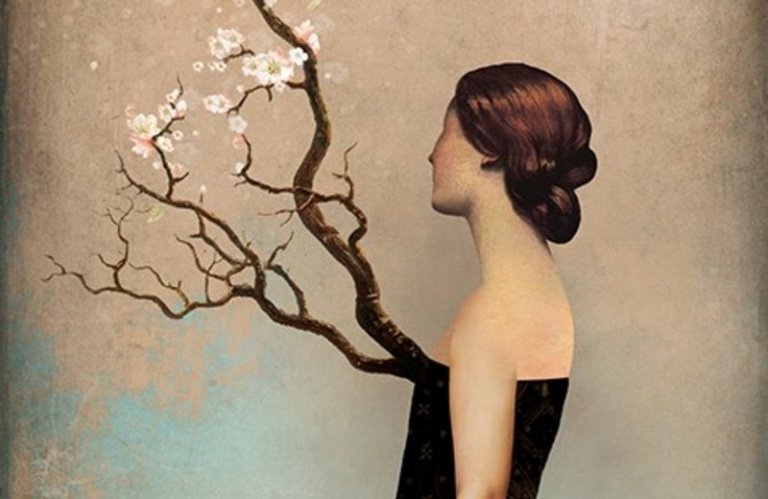 Pige med træ på brystet, der symboliserer hendes integritet