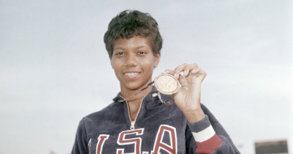 Wilma Rudolph, der står smilende med en medalje