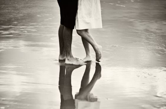 Par danser sammen på stranden