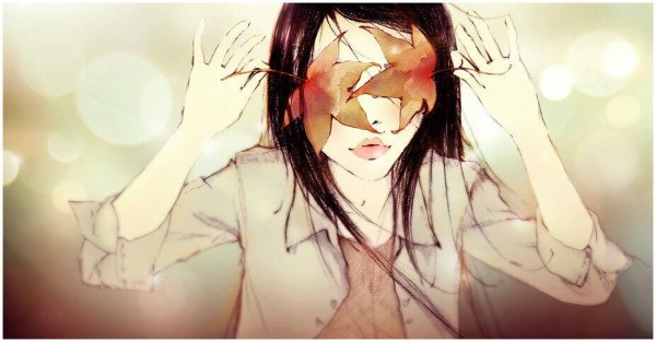 Kvinde gemmer sine øjne bag blade