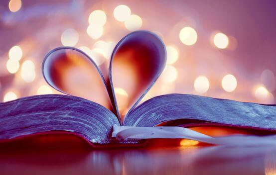 Bog med siderne foldet som et hjerte