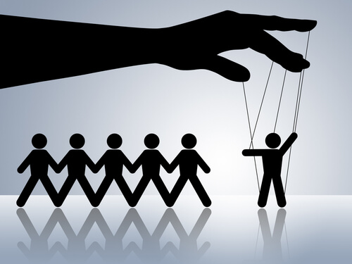 En psykopat styrer folk, som var de dukker