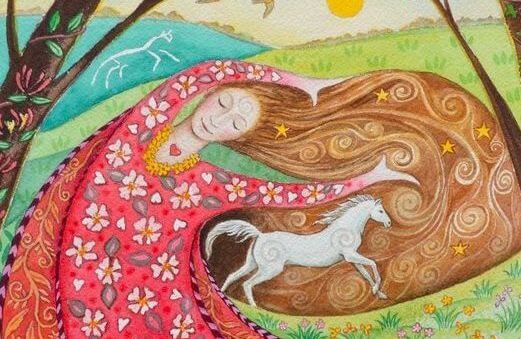 Kvinde med hest løbende på sit hår