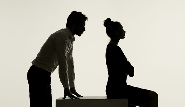 Silhuet af personer, der skændes, på grund af stolthed