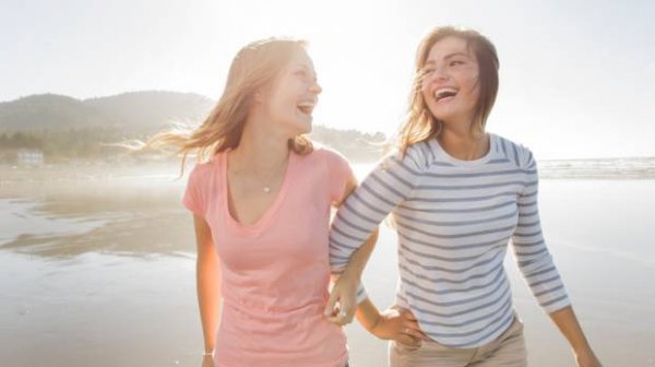 To veninder griner sammen