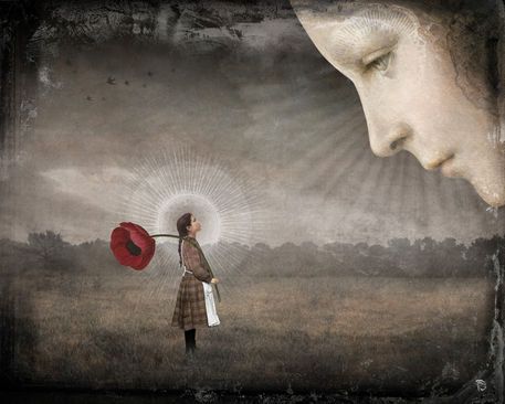 Kæmpe ansigt ser ned på lille kvinde med rose