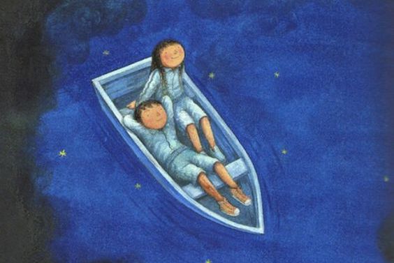 To mennesker i en båd der kigger på stjerner