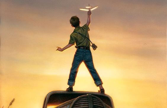 Dreng leger med papirsfly fuld af kreativitet