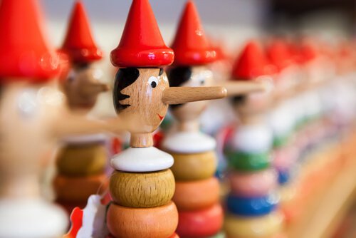 Pinnochio har lang næse som tegn på en lystløgner