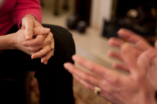 To personer sidder og snakker sammen