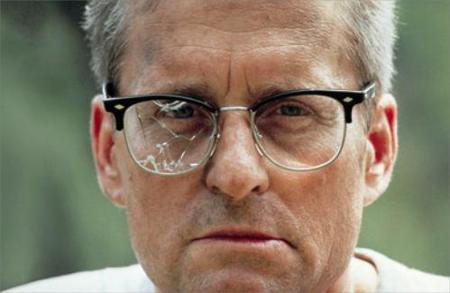 Michael Douglas ser direkte ind i kameraet med ødelagte briller. Kender du dig selv?
