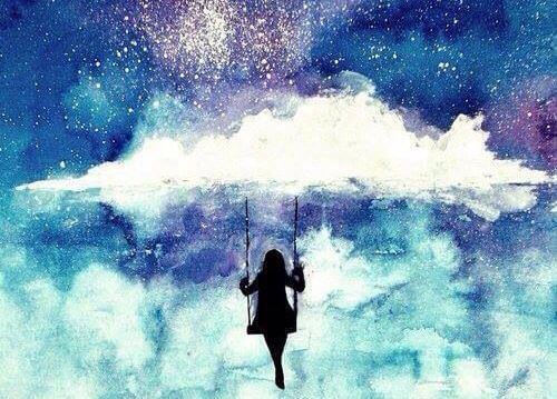 Pige sidder på gynge i himlen