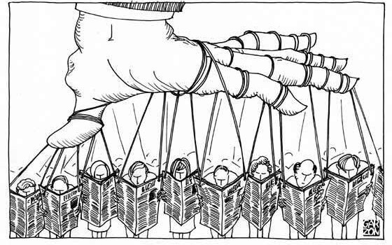 Dukkerfører får dukker til at læse avis som symbol på, at vi bliver manipuleret af medierne