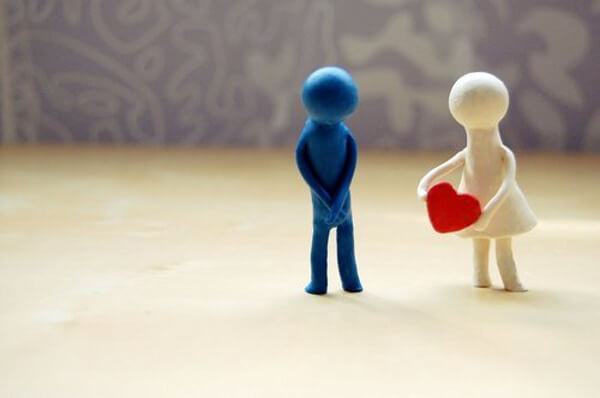 Pige giver dreng hjerte, fordi hun ønsker at behage andre