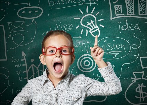 Pige skriver ideer ned på tavle som en del af at hjælpe børn med at løse problemer