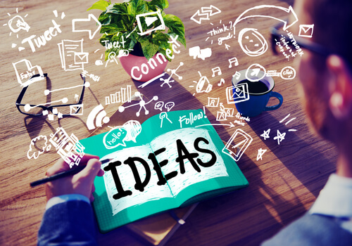 Mand skriver ideer ned