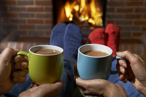 Hygge med kaffe foran pejsen