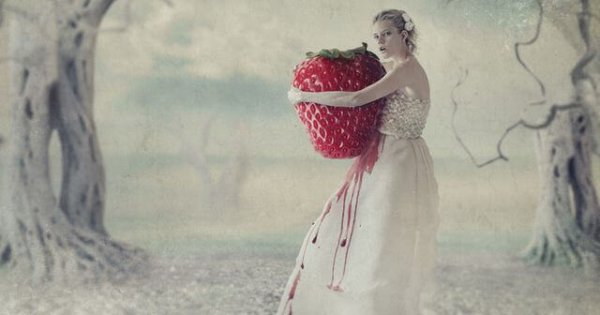 Kvinde omfavner stort jordbær