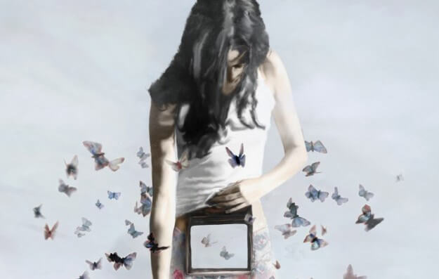 Kvinde omringet af sommerfugle og et hul i hendes liv. kom ud af dit skind.