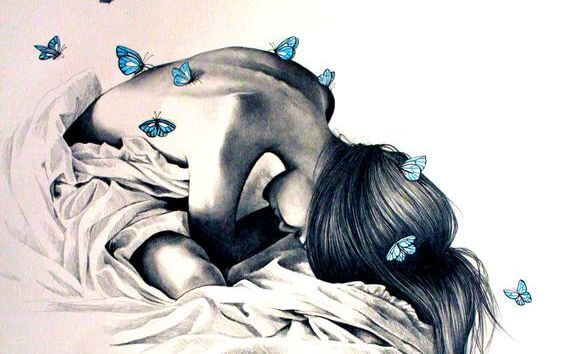 Kvinder bøjer sig forover i en seng med sommerfugle på hendes krop. kom ud af dit skind.