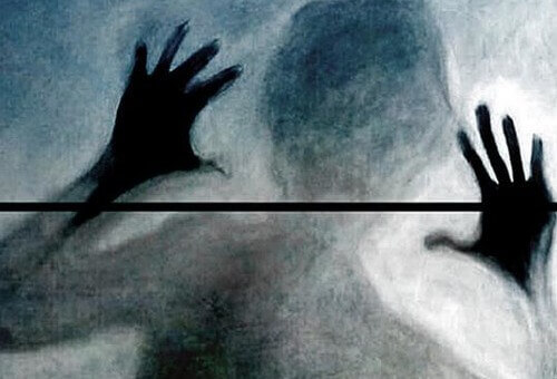 Kvindes silhuet udviser vrede