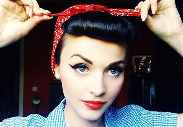 Kvinde har taget kærlighedens bind for øjnene af og bundet det i håret