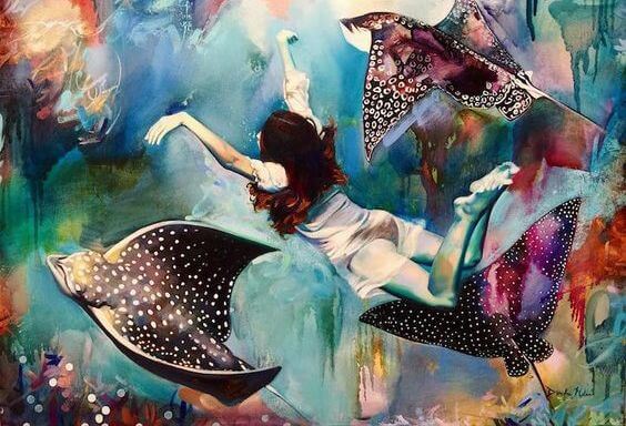 Kvinde svømmer med rokker og har tillid til dem