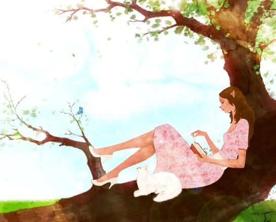 Kvinde læner sig op mod træ, læser bog og nyder at være single