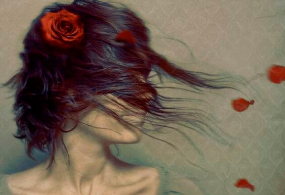 Kvinde med blomster og vind i håret