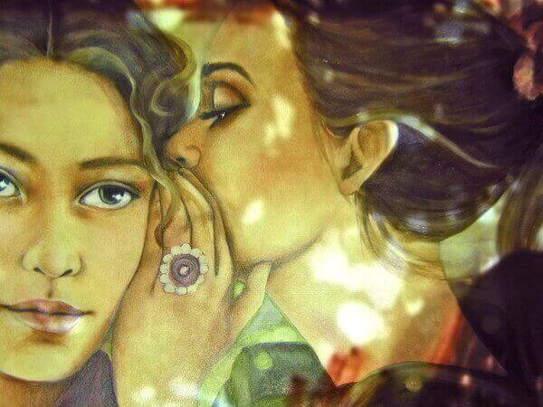 Kvinder hvisker sammen