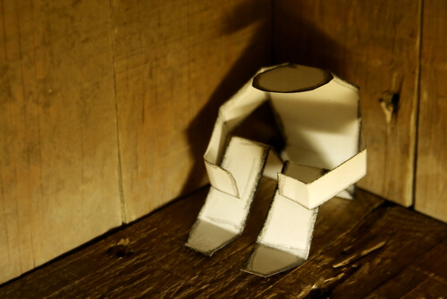 En mand sidder med bøjet hoved på grund af vrede