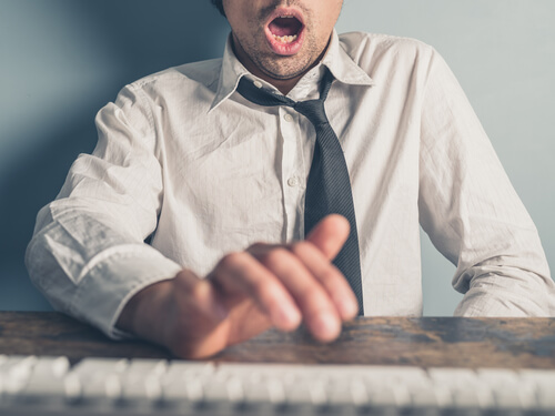 Mang igang med at udøve onani ved skrivebord