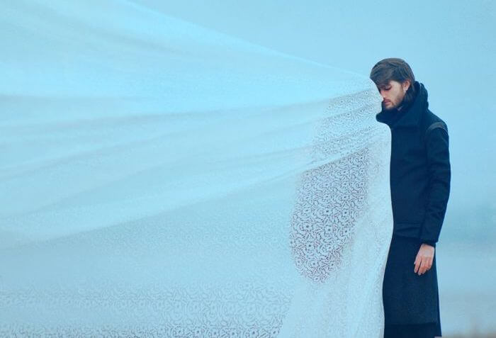 Mand i sorg og kvinde i hvidt deler kærlighed