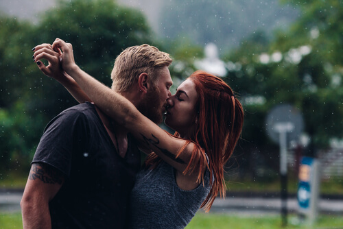 Et par kysser i regnen, fordi de har et sundt forhold