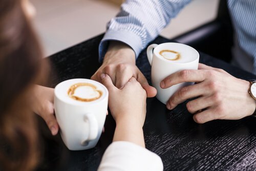 Et par drikker kaffe sammen