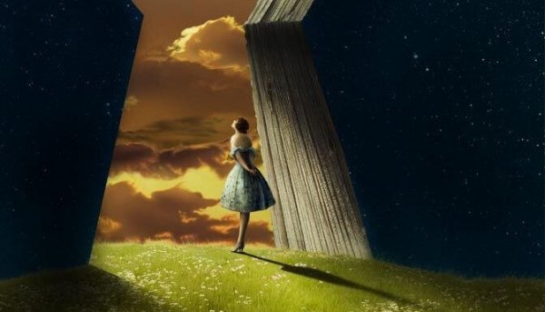 Pige kigger ud mod himmel og tænker over, hvordan vi var engang